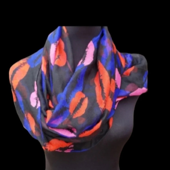 S.WA.K‎ lipstick lips scarf NWOT - Picture 2 of 6
